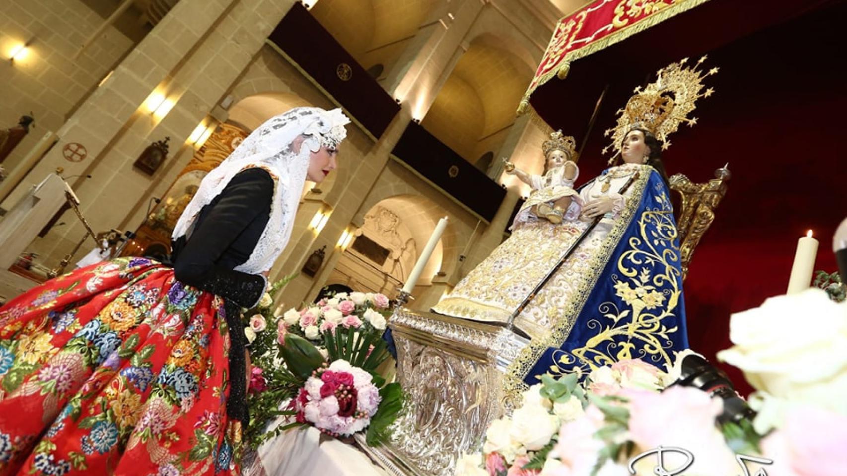 Momento de la ofrenda de flores a la Virgen del Remedio, este jueves.