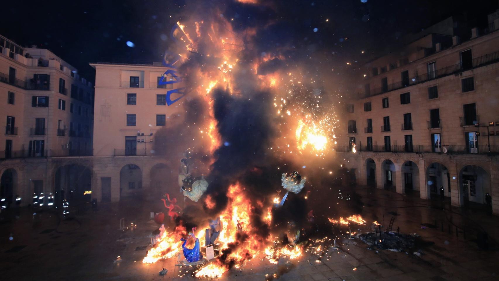 Cremà de la Hoguera Oficial del Ayuntamiento, el año pasado.
