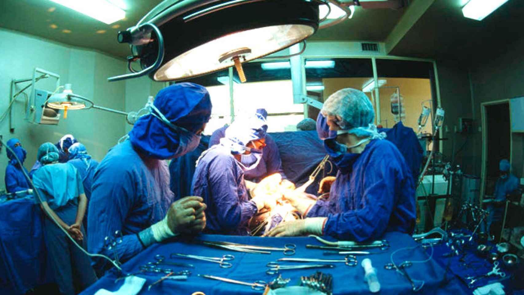 Varios médicos durante una operación, en imagen de archivo.