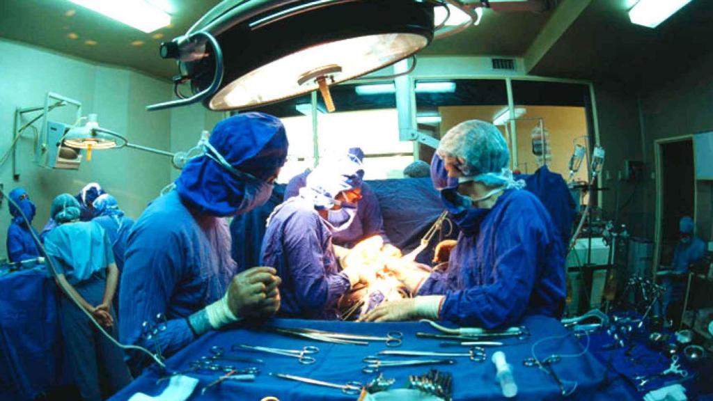 Varios médicos durante una operación, en imagen de archivo.