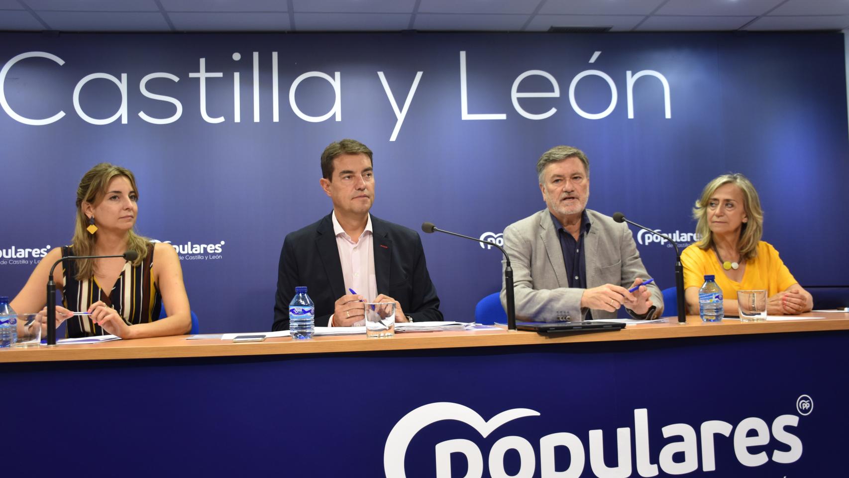 El secretario general del PPCyL, Francisco Vázquez, y el coordinador de dicho Comité, Ángel Ibáñez, informan de la constitución del Comité de Campaña