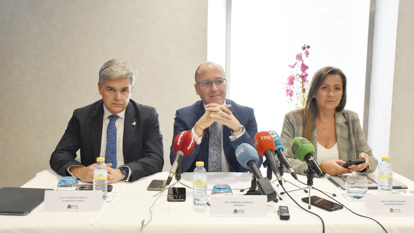 El presidente de los Hoteles de Valladolid, Francisco Javier de Frutos (en el centro), acompañado por Luis Miguel Martínez-Íñiguez, vicepresidente primero de la institución y la nueva secretaria general, Raquel González