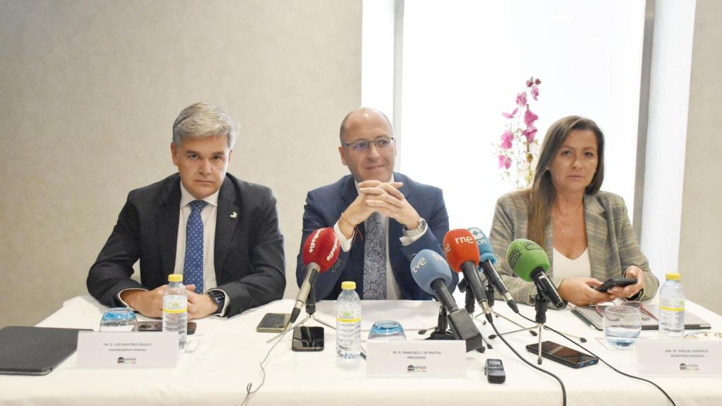 El presidente de los Hoteles de Valladolid, Francisco Javier de Frutos (en el centro), acompañado por Luis Miguel Martínez-Íñiguez, vicepresidente primero de la institución y la nueva secretaria general, Raquel González