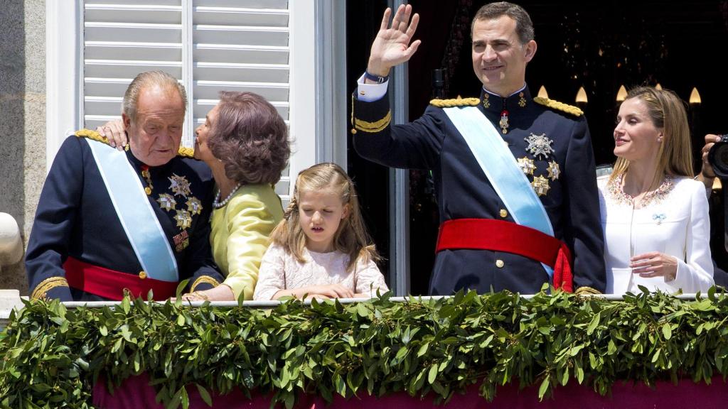 El momento en el que Sofía se acercó a Juan Carlos para darle un beso en la mejilla.