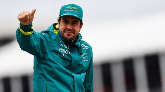 Fernando Alonso realizando un gesto positivo.