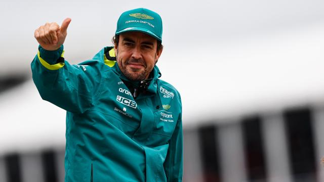 Fernando Alonso realizando un gesto positivo.