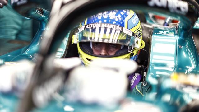 Fernando Alonso, en el Aston Martin antes de una carrera.