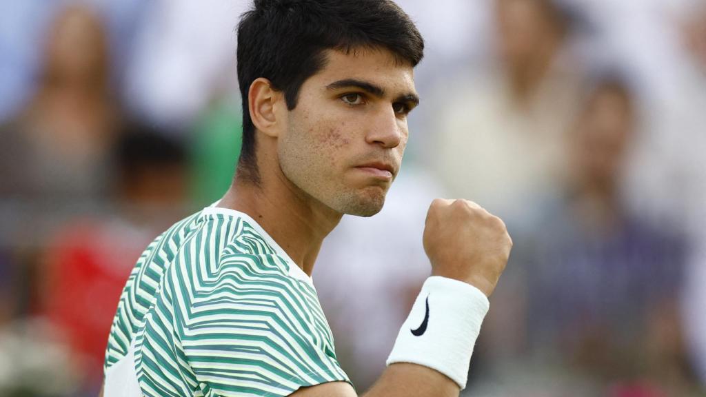 Carlos Alcaraz, con el puño cerrado en su partido ante Dimitrov.