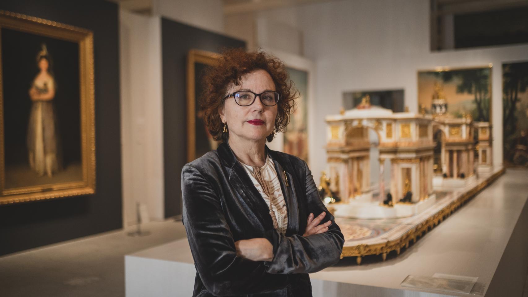 Leticia Ruiz en una de las salas dedicadas a los Borbones durante el montaje de la exposición