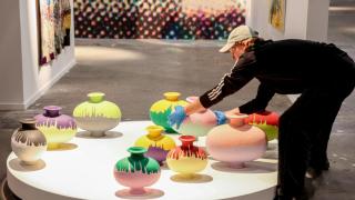 Una persona durante los preparativos de la última edición de la feria ARCO, en Madrid, el pasado 21 de febrero. Foto: Ricardo Rubio/Europa Press