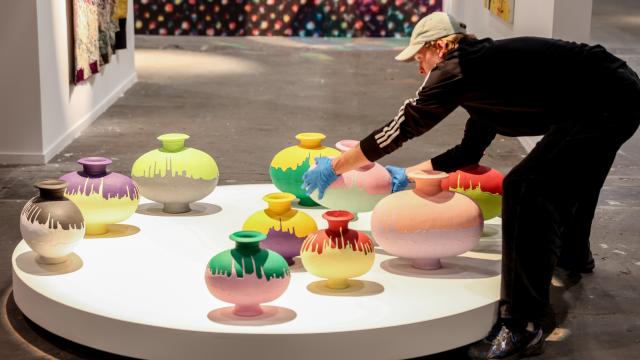 Una persona trabaja en los preparativos de la última edición de la feria ARCO, en Madrid, el pasado 21 de febrero. Foto: Ricardo Rubio/Europa Press