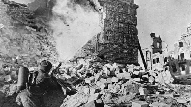 Un soldado soviético con un lanzallamas durante los combates por el centro de Stalingrado. Foto: Ático de los Libros