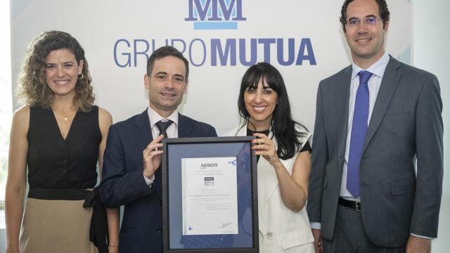De izqda. a dcha.: Mónica Barroso, directora de la Región Centro de AENOR, Tomás Sánchez, gerente de PRL (prevención de riesgos laborales) de Mutua Madrileña, Carmen Campos, subdirectora general adjunta de Personas, Talento y Cultura de Mutua Madrileña, y Enrique Megía, director de la sede de Madrid de AENOR.
