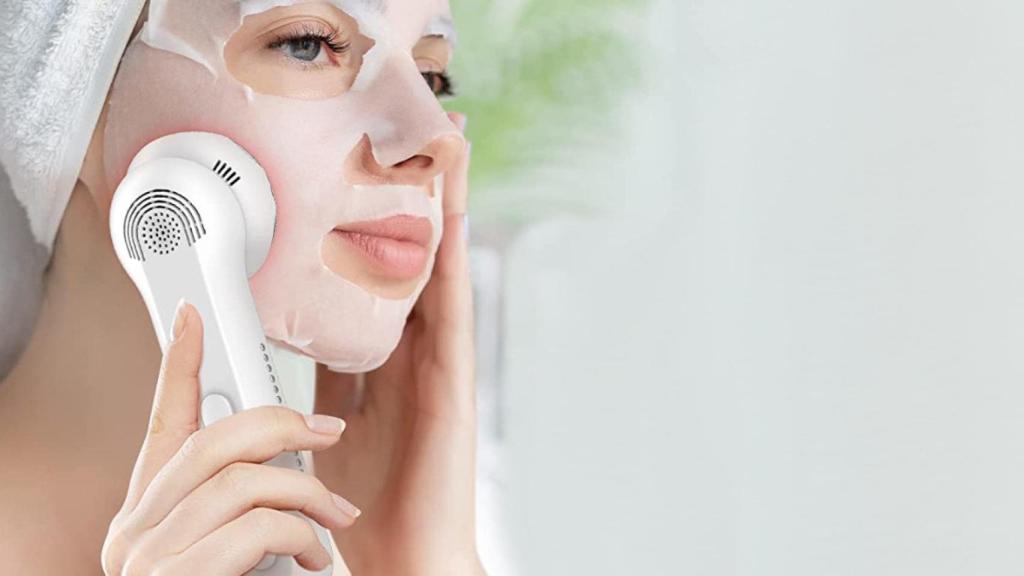 El masajeador facial viral de Amazon con función de frío y calor ¡está a mitad de precio!