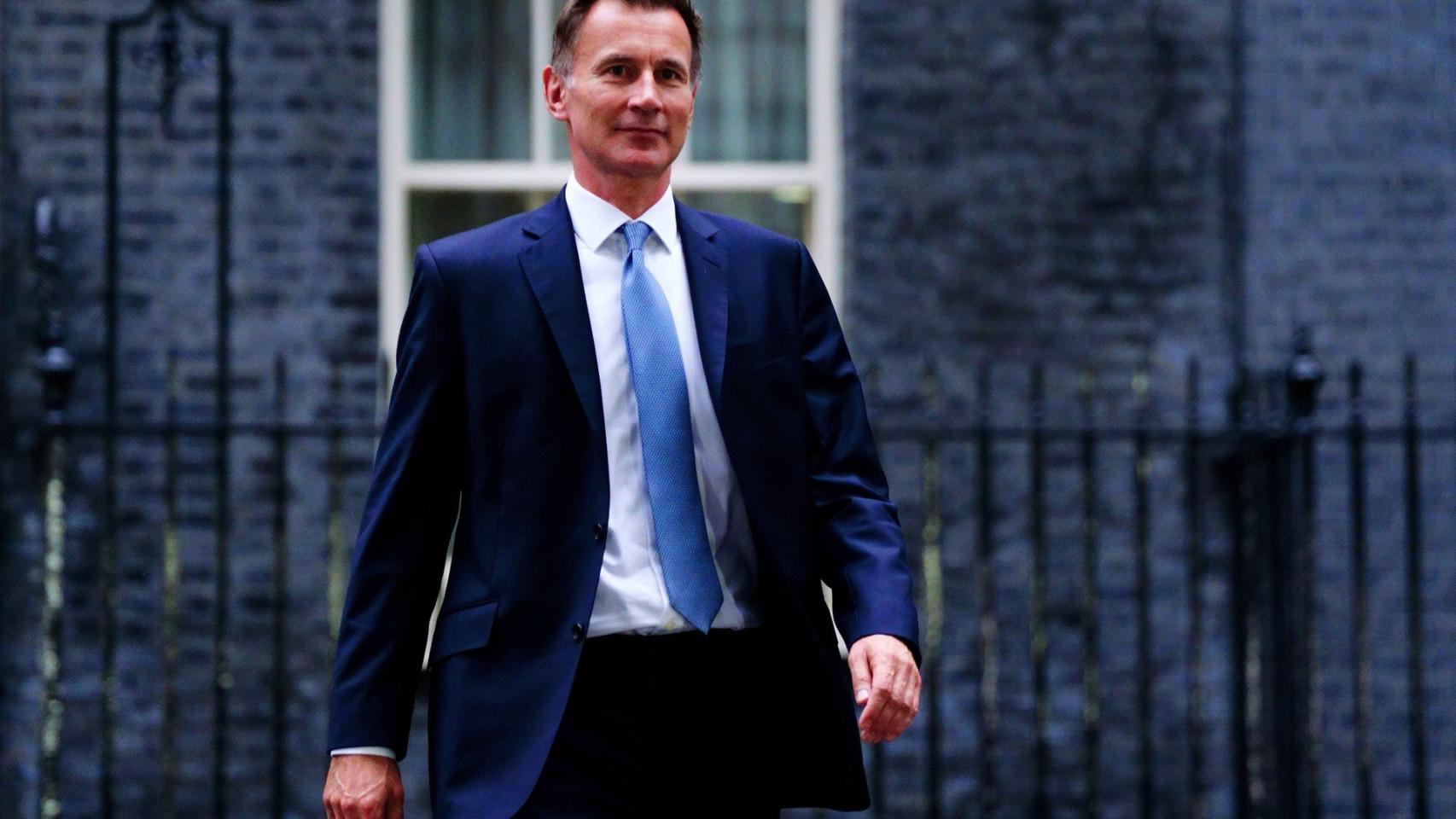 Jeremy Hunt, ministro de Finanzas de Reino Unido a su salida de Downing Street tras reunirse con la banca.