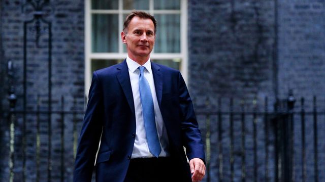 Jeremy Hunt, ministro de Finanzas de Reino Unido a su salida de Downing Street tras reunirse con la banca.