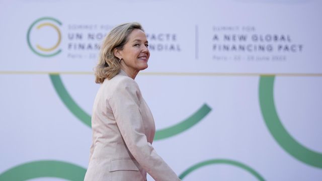 Nadia Calviño, vicepresidenta primera y ministra de Economía, a su llegada a la  cumbre para un nuevo pacto financiero mundial.