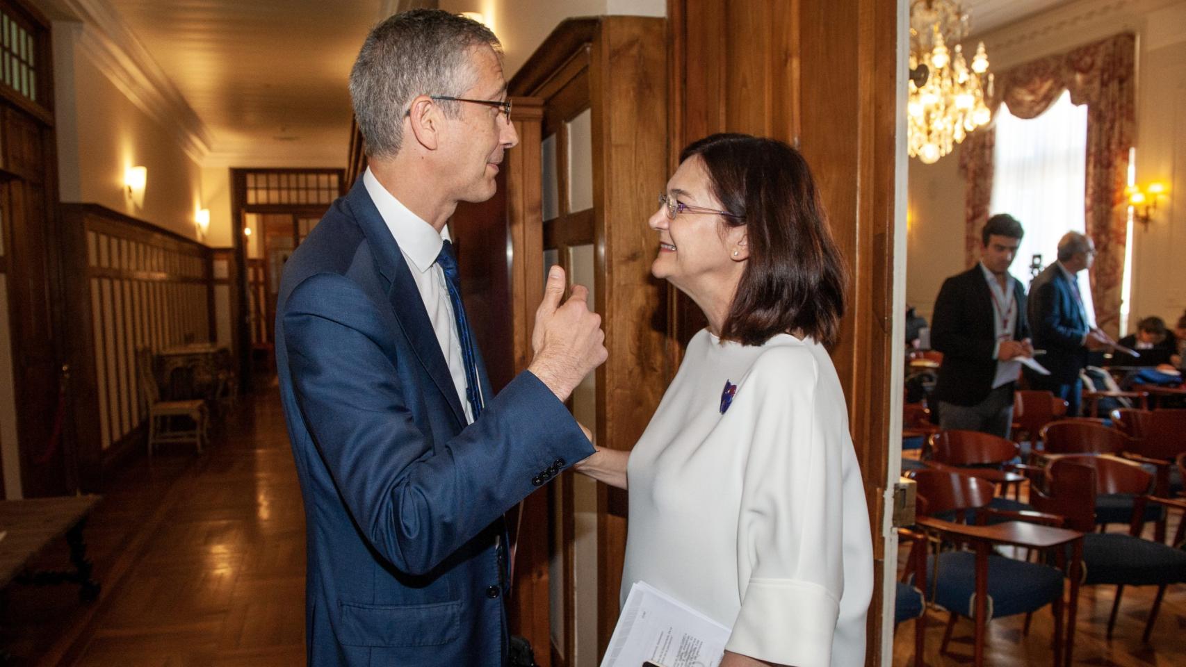 Pablo Hernández de Cos, gobernador del Banco de España, junto a Cani Fernández, presidenta de la CNMC, durante el curso de verano que organizan APIE y BBVA en Santander.