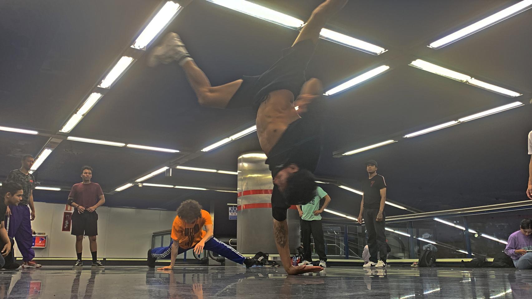 Jóvenes 'B-Boys' en la estación de Metro de Chamartín, el pasado jueves.