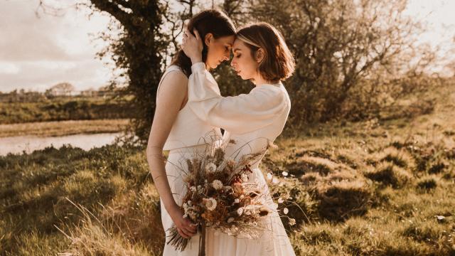 Dos mujeres casándose.