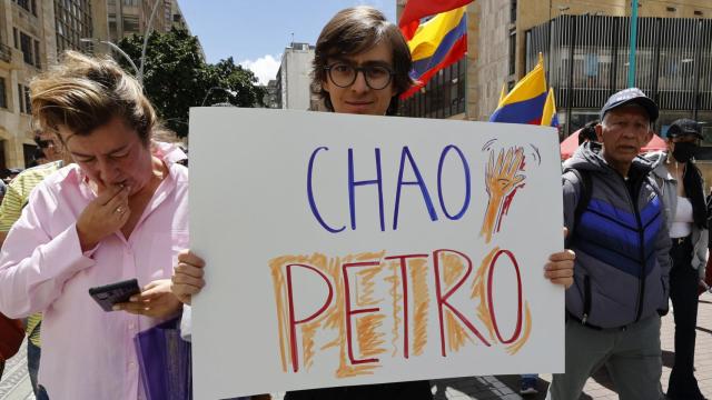 Manifestantes con pancartas y arengas en contra del Gobierno, el pasado martes en Bogotá.