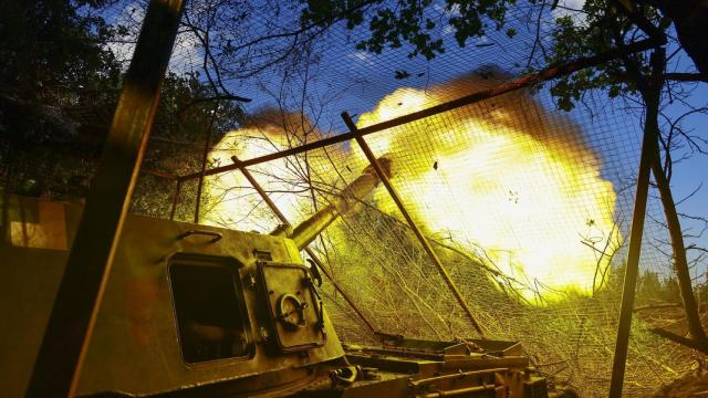 Un vehículo de la brigada mecanizada independiente número 30 abre fuego en dirección a Bajmut