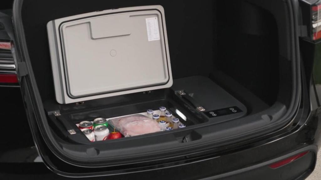 La nevera TesFridge en el maletero de un Tesla