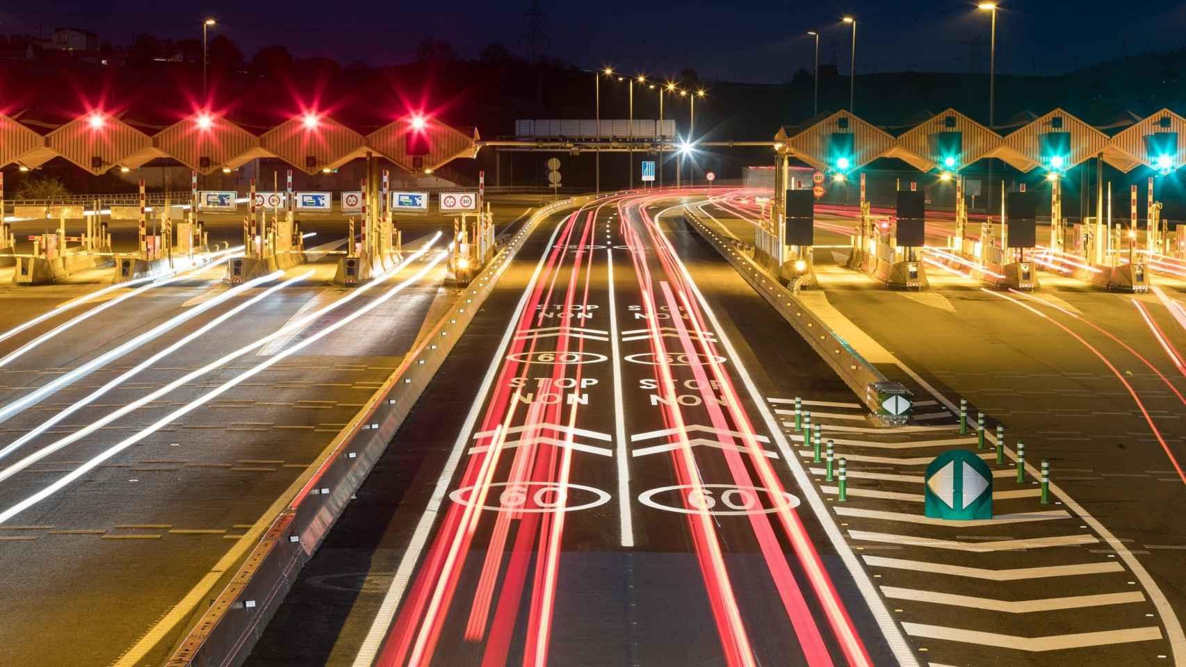 Peaje de la AP-7, gestionada por Abertis, de noche