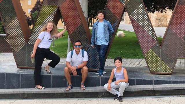 Lorena Pereyra y Cherpentier Fonseca, junto a sus hijos Luis (i.) y Gabriel (d.).