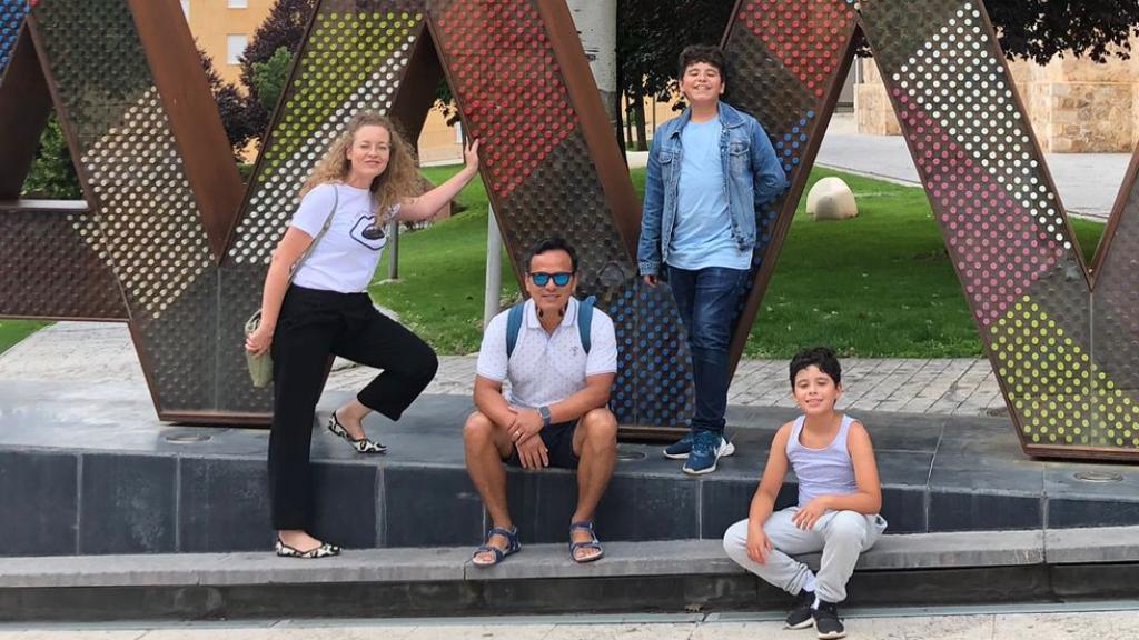 Lorena Pereyra y Cherpentier Fonseca, junto a sus hijos Luis (i.) y Gabriel (d.).