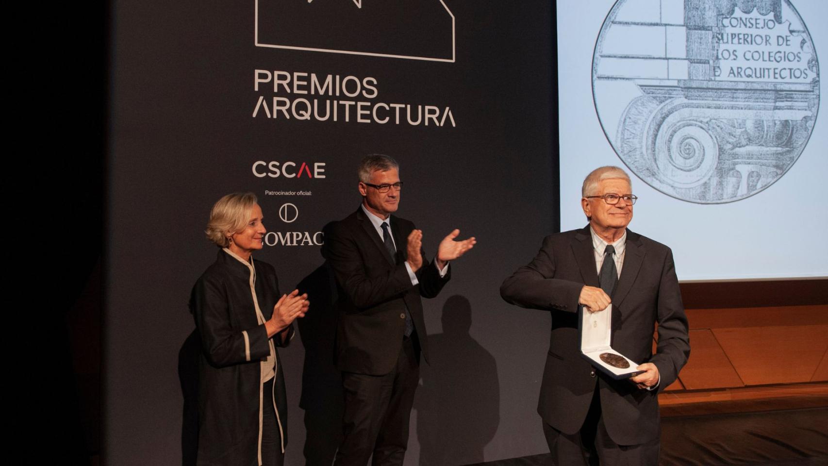 El arquitecto pontevedrés César Portela con la Medalla de Oro.