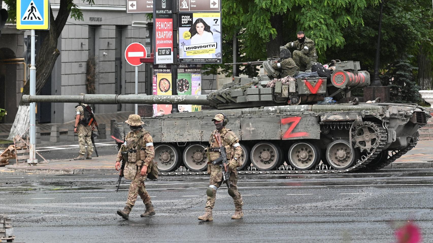 Un tanque y militares del Grupo Wagner durante la toma de la ciudad rusa de Rostov