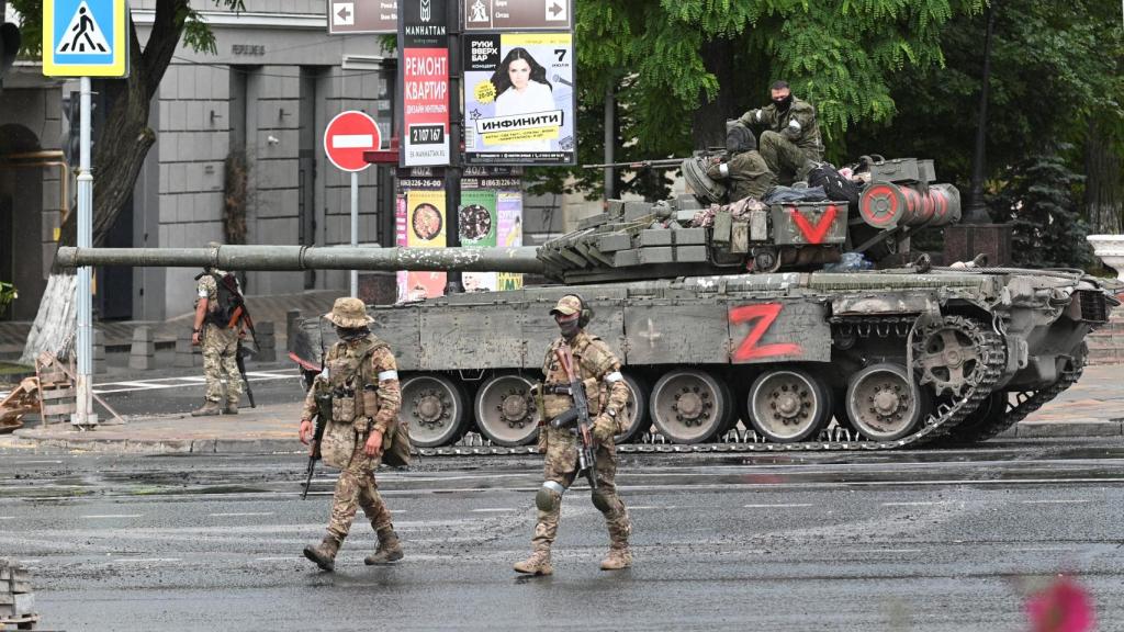 Un tanque y militares del Grupo Wagner durante la toma de la ciudad rusa de Rostov