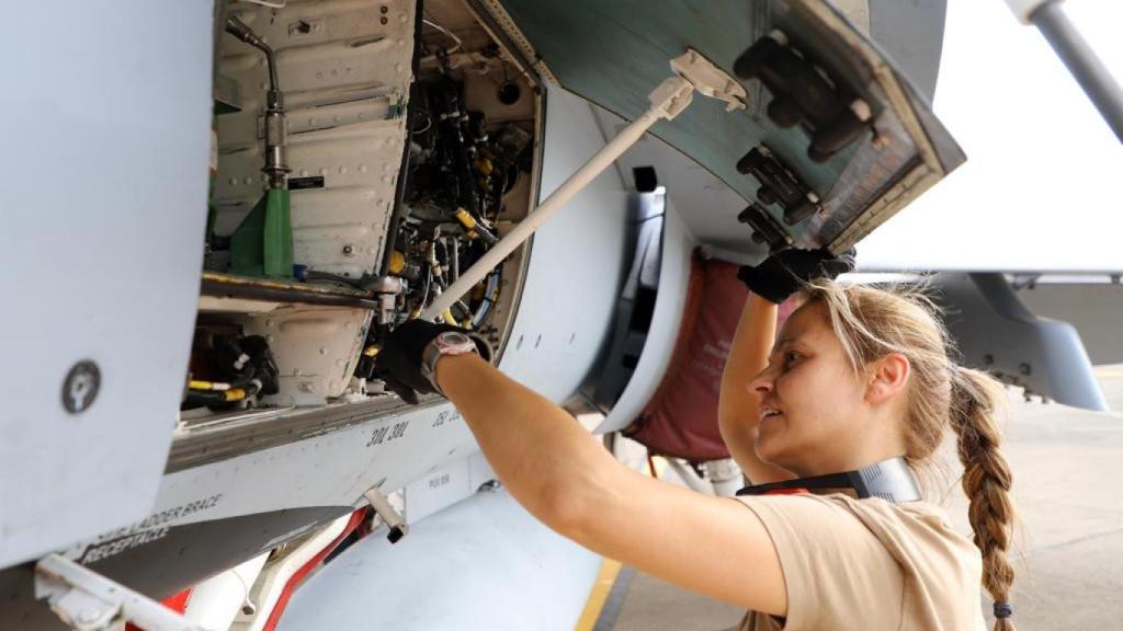 Una militar preparando una aeronave.