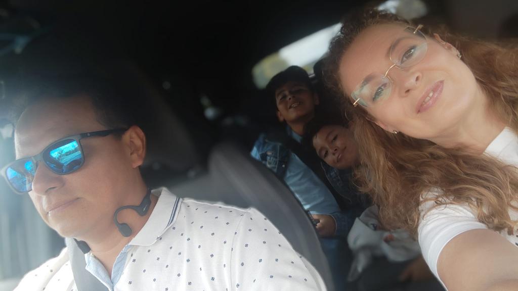 Cherpentier Fonseca y Lorena Pereyra. Detrás, Luis y Gabriel, sus hijos con altas capacidades intelectuales.
