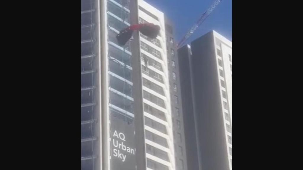 El momento del salto desde las torres de Martiricos.