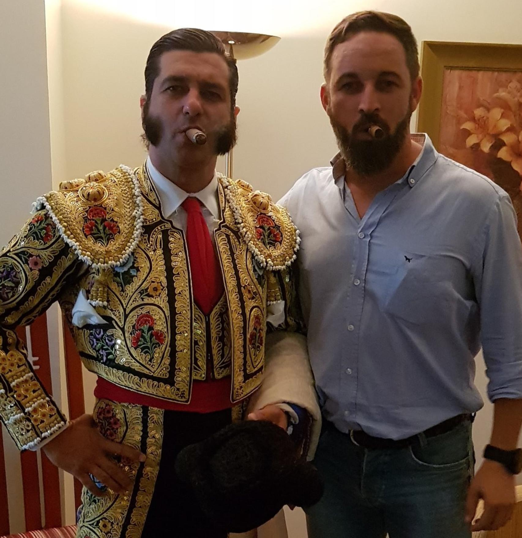 Santiago Abascal junto al torero Morante de la Puebla