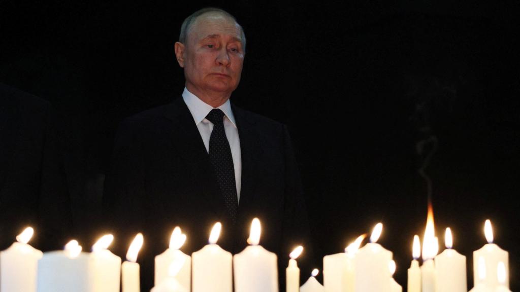 El presidente ruso Vladimir Putin visita el Museo de la Victoria en Moscú