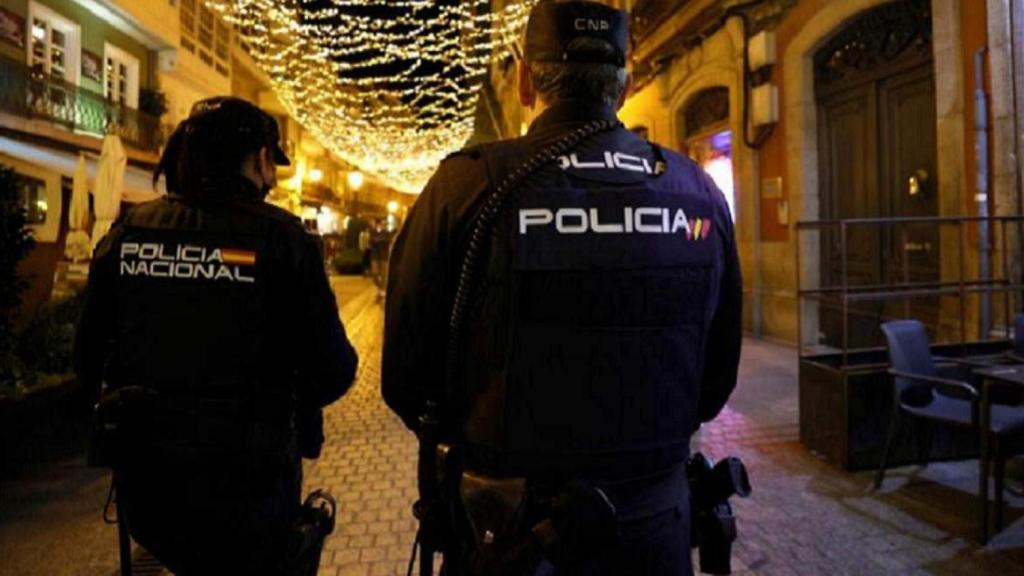 Dos agentes de la Policía Nacional, en imagen de archivo.