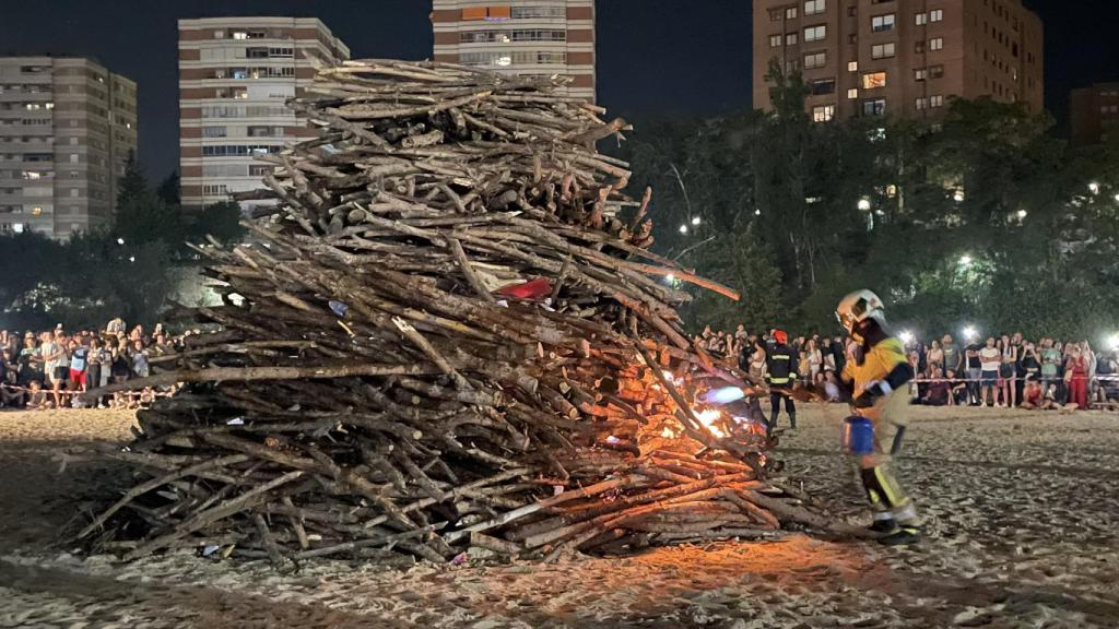 La hoguera de San Juan en Valladolid a punto de arder