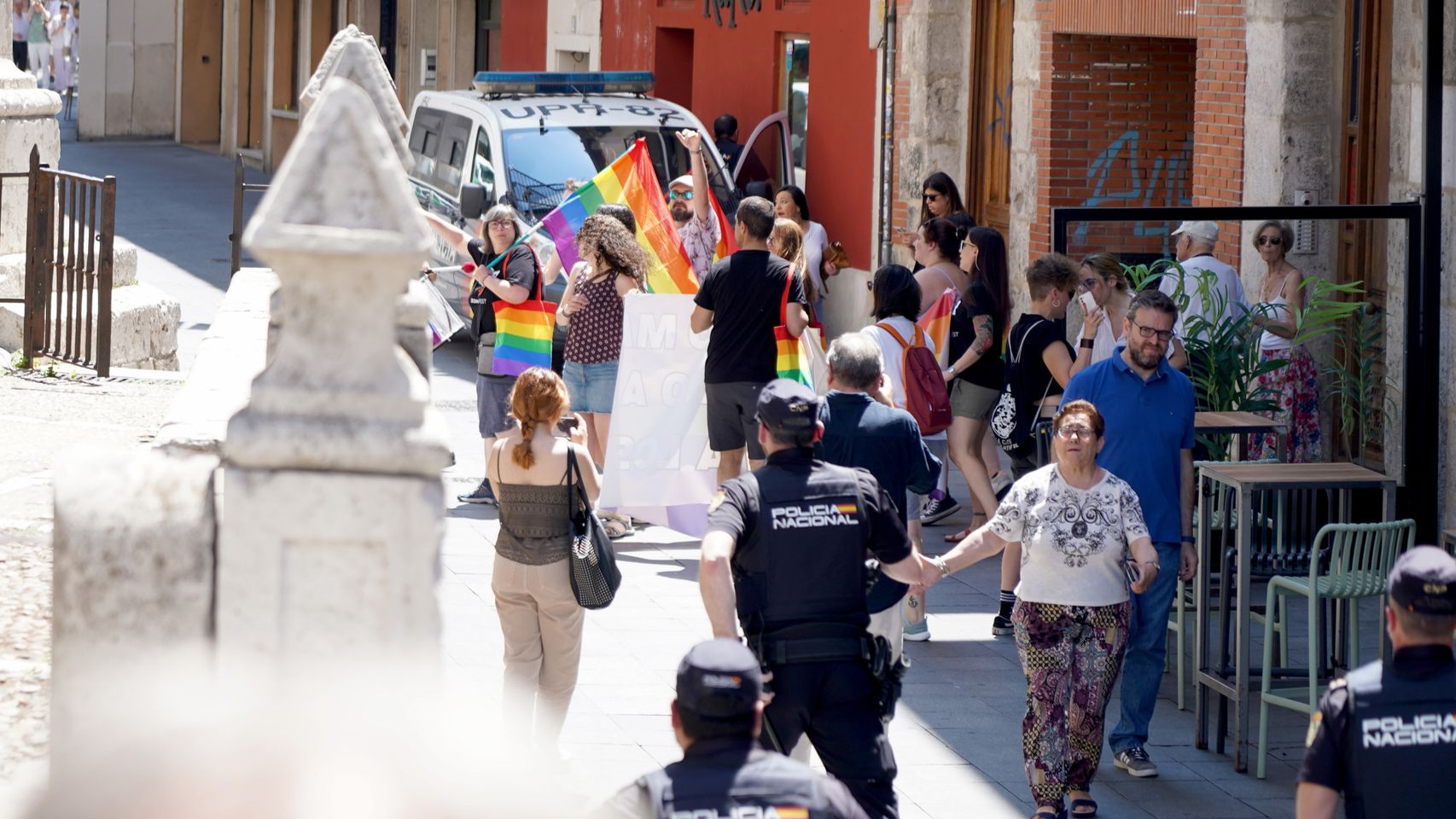 Conflicto entre los participantes en una manifestación LGTB+ y los asistentes a la bendición del arzobispo desde la torre de la Catedral al celebrarse los dos actos al mismo tiempo