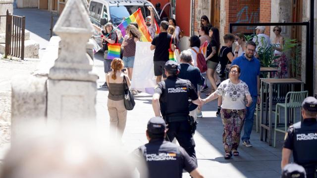 Conflicto entre los participantes en una manifestación LGTB+ y los asistentes a la bendición del arzobispo desde la torre de la Catedral al celebrarse los dos actos al mismo tiempo