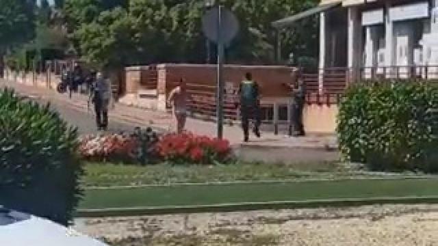 Varón semidesnudo con arma blanca y sangre en una mano amenaza a viandantes en Laguna de Duero
