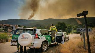 Agentes medioambientales de Castilla y León en la población de Descargamaría , una de las localidades evacuada por el incendio forestal declarado en Las Hurdes y la Sierra de Gata(Cáceres)
