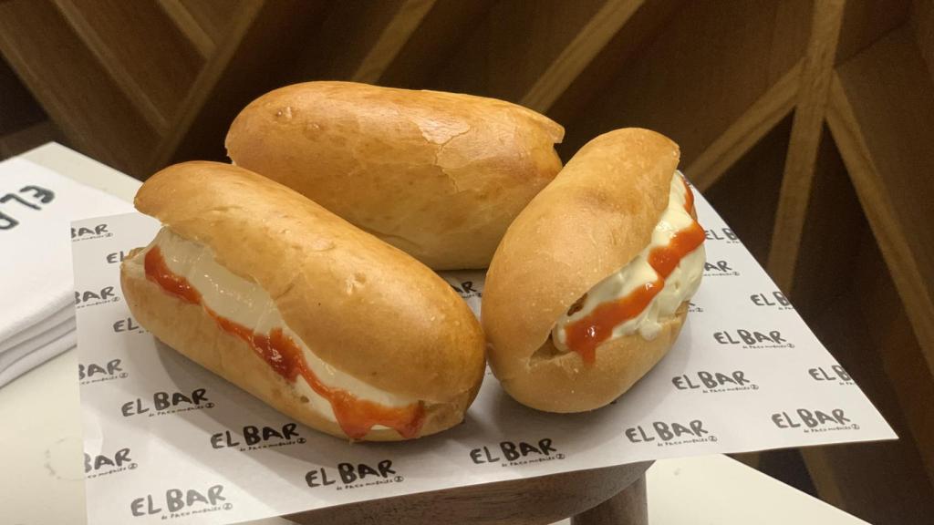 El bocata de calamares con ali-oli y sriracha.