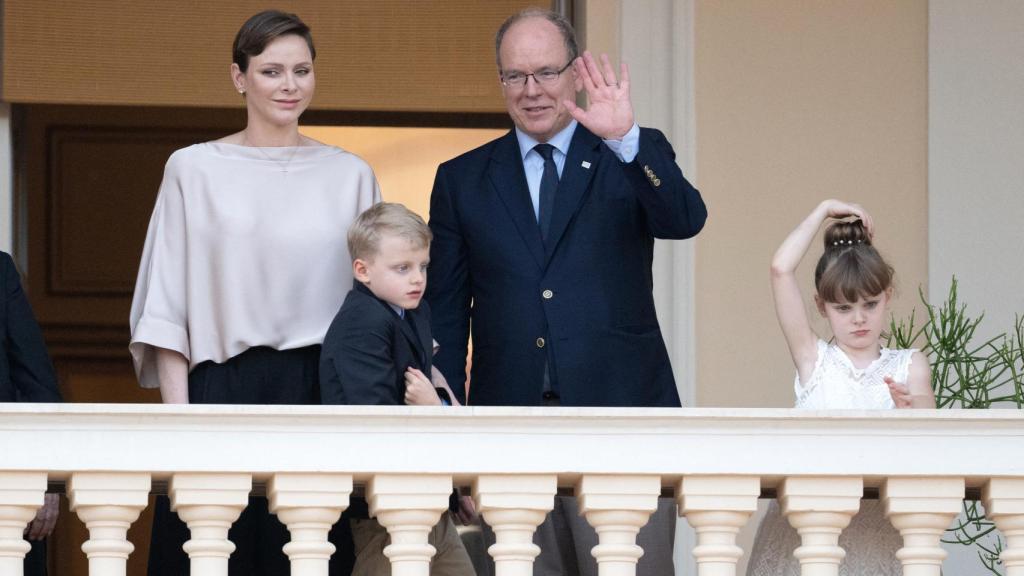 Los príncipes de Mónaco y sus hijos, Jàcques y Gabriella.