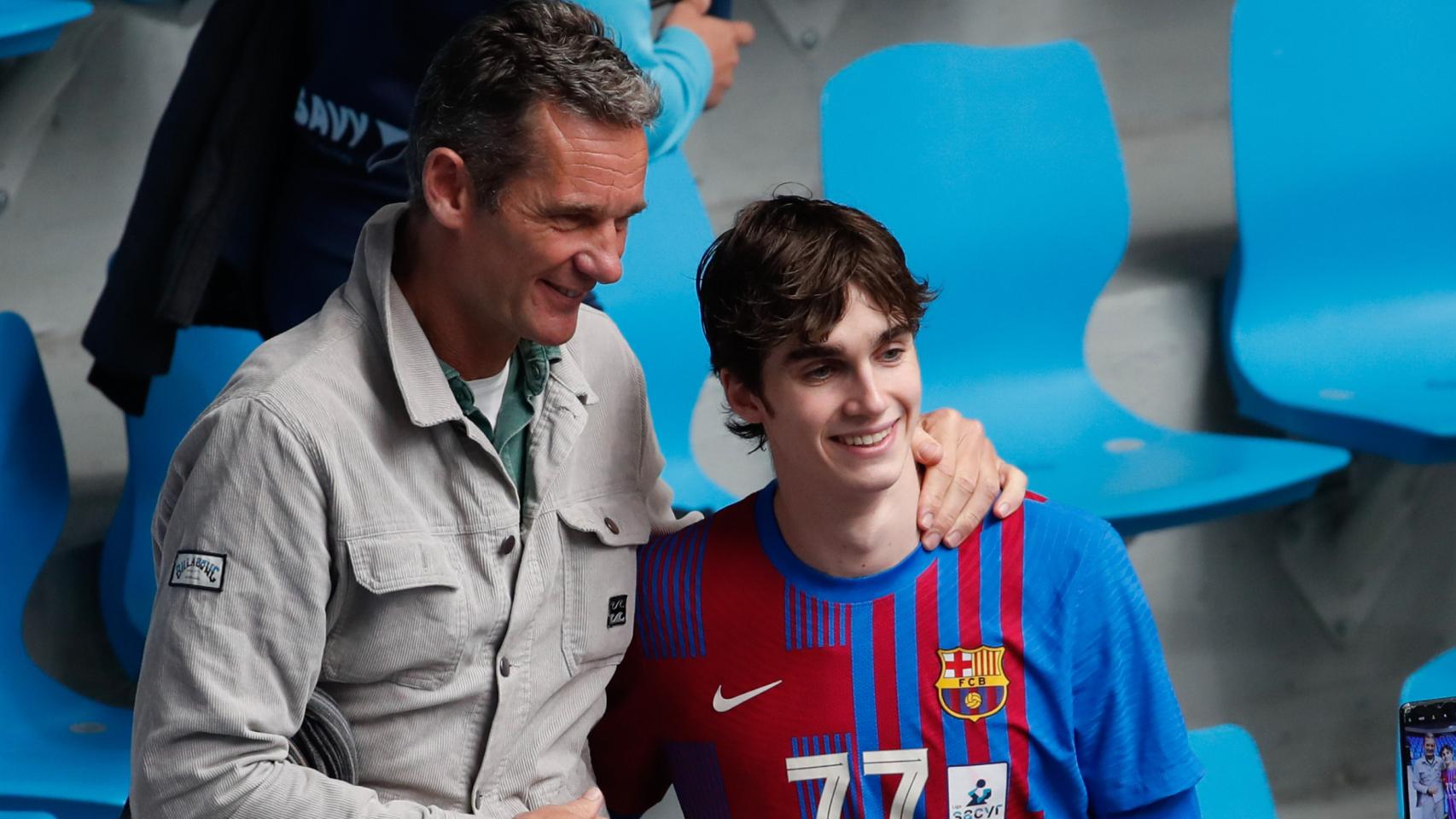 Pablo Urdangarin junto a su padre, Iñaki, en una imagen tomada en Pamplona, en abril de 2022.