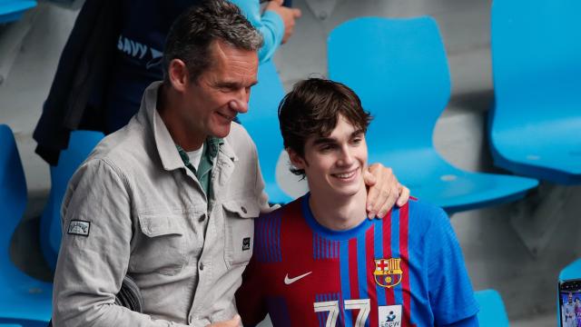 Pablo Urdangarin junto a su padre, Iñaki, en una imagen tomada en Pamplona, en abril de 2022.
