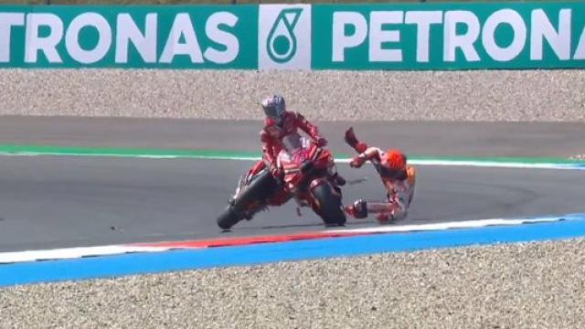 Marc Márquez impacta contra la moto de Enea Bastianini, en la Q1 en el circuito de Assen.