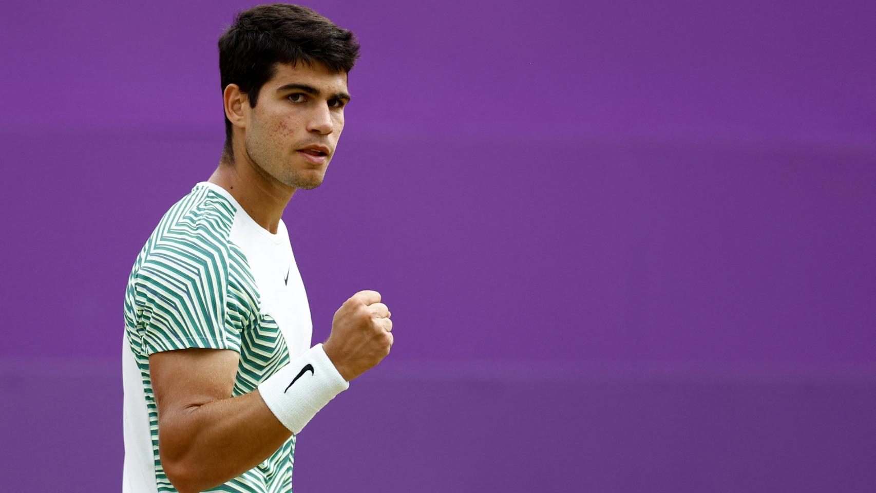 Carlos Alcaraz celebra la consecución de un punto frente a Korda en las semifinales de Queen's.